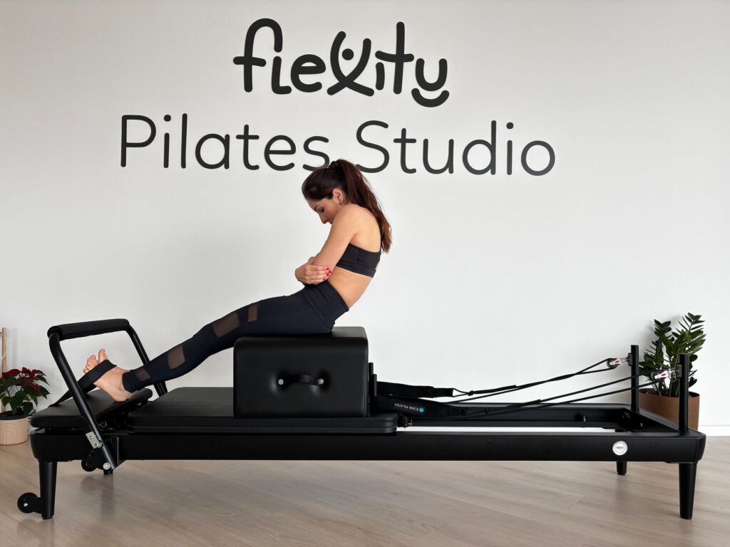 Pilates na reformeru — ilustracija