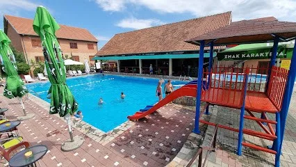 Bazen Prive — fotografija objekta, Knić