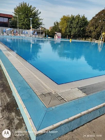 SRC 11. April- Otvoreni bazen — fotografija objekta, Beograd (Novi Beograd)