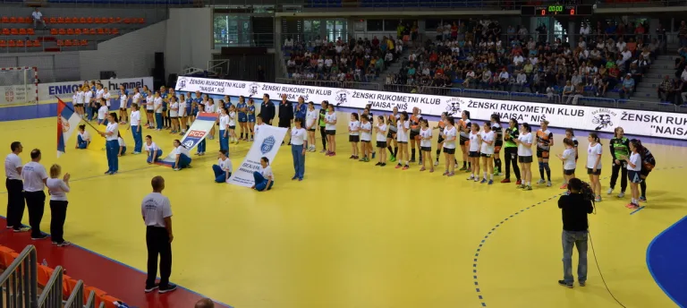 Ženski rukometni klub Naisa — trening u sali, Niš